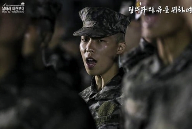 Gambar Artis Korea yang Menjadi Teladan Saat Menjalankan Wajib Militer 11 - KTIZEN.COM
