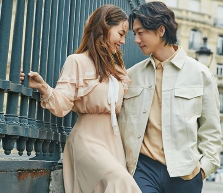 Gambar Pasangan Artis Korea yang Terlihat Romantis Layaknya d dalam Serial Drama 1 - KTIZEN.COM